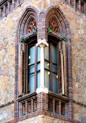 Угловое окно с колонной и стрельчатым сводом 