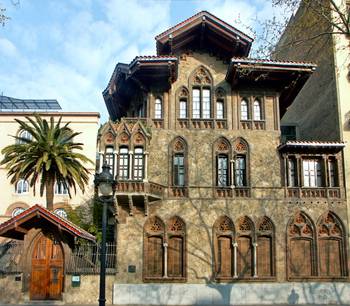 Фасад в готическом стиле