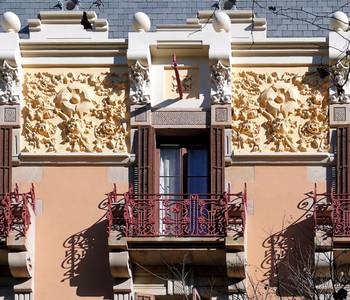 Декоративная отделка фасада пестрого цвета в модерна стиле