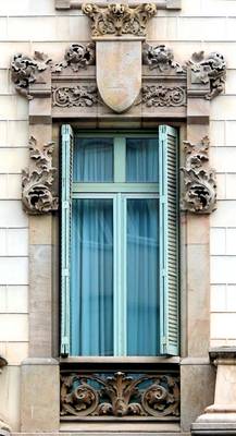 Пример красивого фасада в ампир стиле с интересными окнами