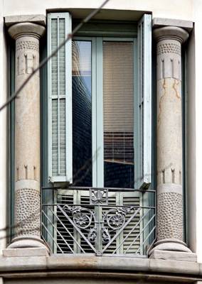 Фото фасада в авторского стиле с колоннами