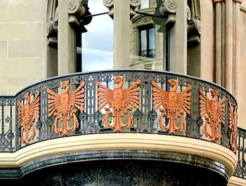 Пример красивого фасада пестрого цвета с радиусными элементам