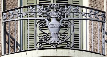 Индивидуальный дизайн фасада серого цвета в ардеко стиле