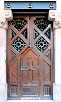 Коттедж коричневого цвета с красивой дверью