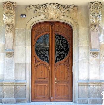Пример дома с красивой дверью