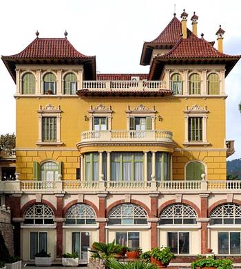 Украшение фасада желтого цвета в французском стиле