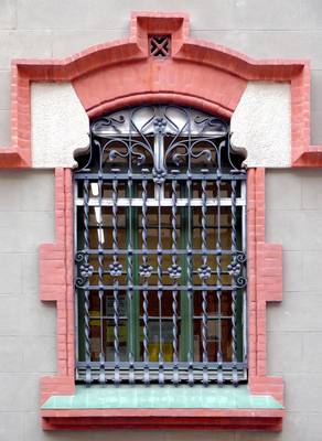 Оранжевый фасад в готическом стиле