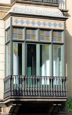 Пример отделки фасада дома пестрого цвета в авторского стиле