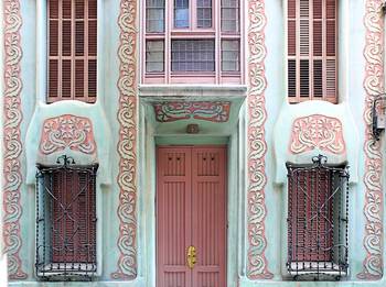 Облицовка фасада пестрого цвета в модерна стиле