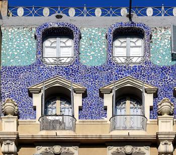 Синий фасад, отделанный мозаикой из керамики в стиле модерн
