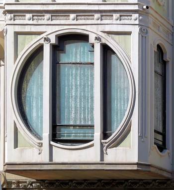 Облицовка коттеджа в модерна стиле с интересными окнами