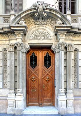 Фото фасада серого цвета с красивой дверью