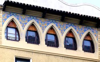 Фото красивого дома пестрого цвета с интересными окнами