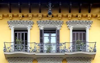 Вариант загородного дома желтого цвета с красивым балконом