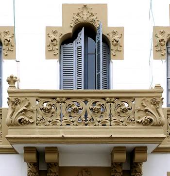 Вариант фасада бежевого цвета с красивым балконом