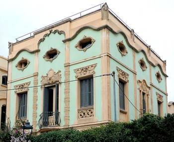 Пример отделки загородного дома бирюзового цвета в восточном стиле