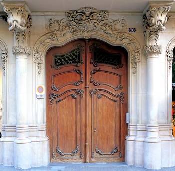 Облицовка фасада дома коричневого цвета с красивой дверью