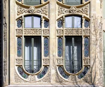 Необычные окна с аркой снизу