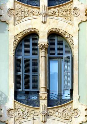 Пример красивого фасада с интересными окнами