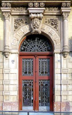 Пример облицовки фасада с красивым входом