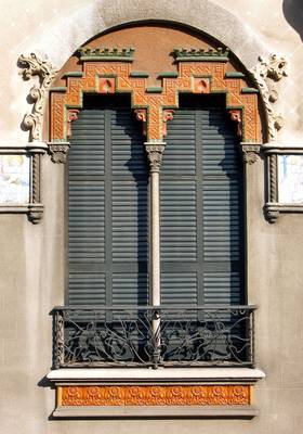 Дизайн фасада частного дома пестрого цвета в готическом стиле