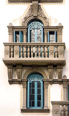 Оформление фасада бежевого цвета в готическом стиле