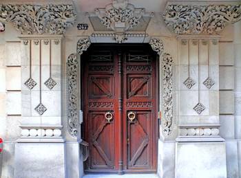 Пример фасада серого цвета с красивой дверью