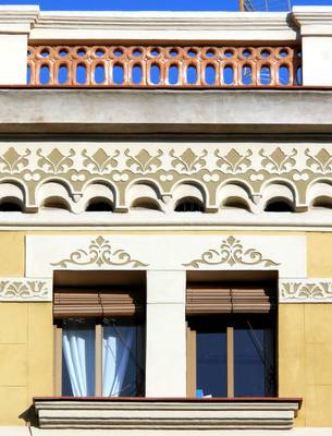 Фотография фасада пестрого цвета с узорами