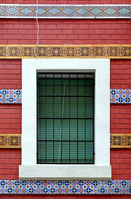 Декоративная отделка фасада пестрого цвета в нормандском стиле
