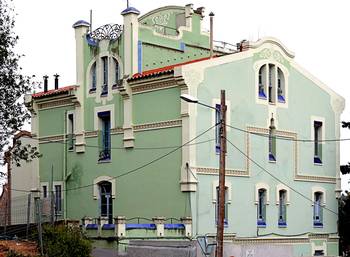 Фасад зеленого цвета в модерна стиле