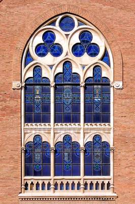 Готическое окно с синими витражами