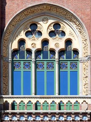 Пример красивого фасада пестрого цвета с лепниной