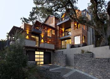 Красивый дом коричневого цвета с красивым балконом