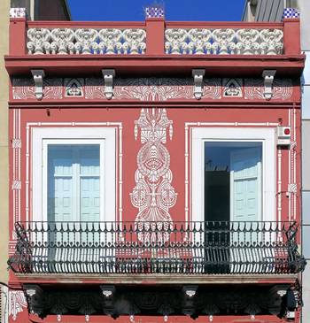 Дизайн фасада дома розового цвета с красивым балконом