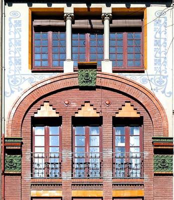 Пестрый фасад с колоннами