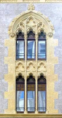 Двухъярусное готическое окно