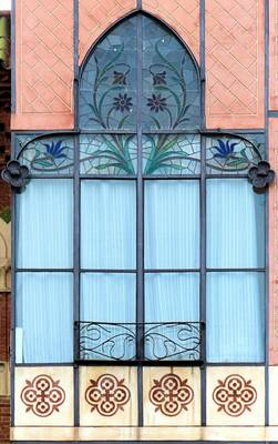 Пример красивого фасада пестрого цвета в готическом стиле