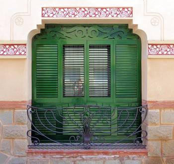 Фасад зеленого цвета в модерна стиле