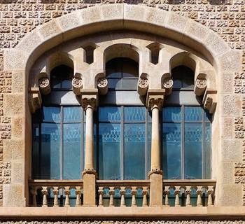 Отделка фасада дома в готическом стиле с интересными окнами