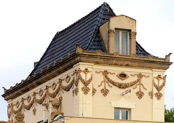 Французский дом с лепниной