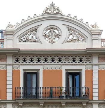 Пример красивой отделки фасада дома пестрого цвета в ампир стиле