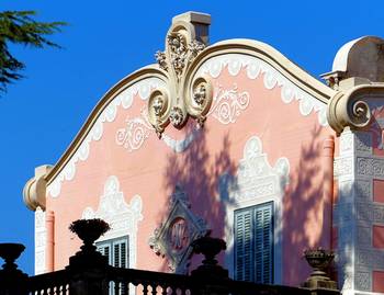 Оформление фасада дома розового цвета в модерна стиле