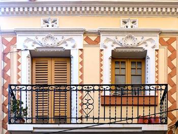 Пример фасада пестрого цвета с красивым балконом
