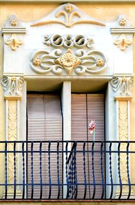 Вариант оформления фасада желтого цвета с красивым балконом