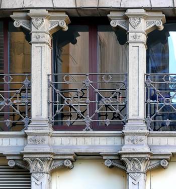 Отделка загородного дома серого цвета с красивым балконом