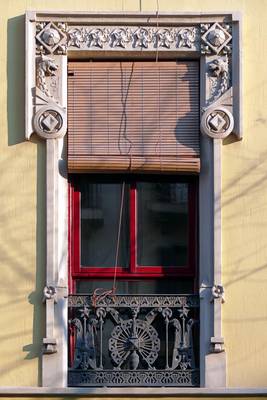Фотография фасада пестрого цвета с интересными окнами
