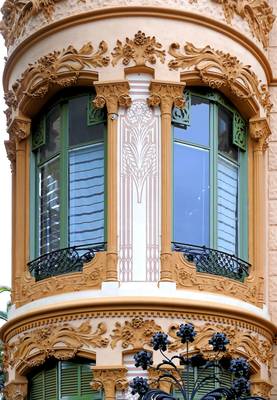 Дизайн фасада дома пестрого цвета в ампир стиле