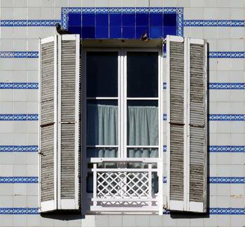 Фото фасада синего цвета в авторского стиле