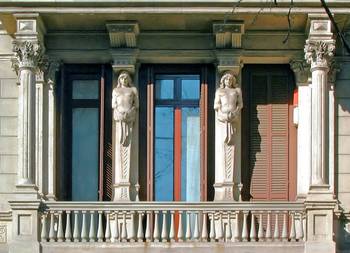 Пример отделки частного дома с колоннами