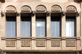 Пример облицовки фасада с интересными окнами